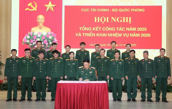  Lãnh đạo Cục Tài chính Bộ Quốc phòng ký chứng nhận giao ước thi đua của các cơ quan năm 2026. Ảnh: THÀNH CHUNG