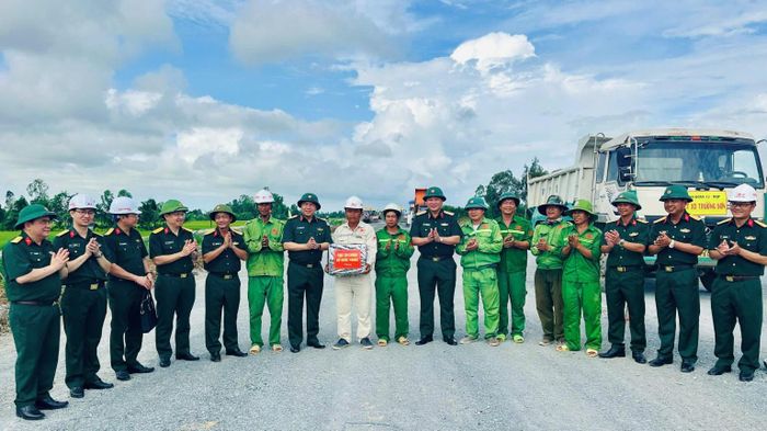 Lãnh đạo Cục Tài chính Bộ Quốc phòng cùng đoàn công tác tặng quà các đơn vị triển khai dự án hạ tầng giao thông chiến lược vùng Đồng bằng sông Cửu Long. Ảnh: HIẾU CHUNG