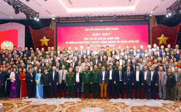  Lãnh đạo Cục Tài chính Bộ Quốc phòng cùng các đại biểu dự gặp mặt kỷ niệm 80 năm Ngày truyền thống ngành Tài chính Quân đội khu vực phía Bắc. Ảnh: CHIẾN VĂN 