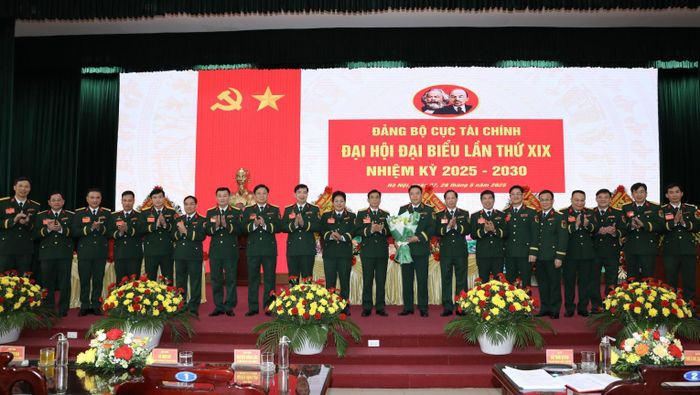  Các đại biểu tặng hoa chúc mừng Ban Chấp hành Đảng bộ Cục Tài chính nhiệm kỳ 2025-2030. Ảnh: THÀNH CHUNG
