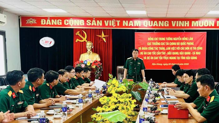 Lãnh đạo Cục Tài chính Bộ Quốc phòng làm việc với các đơn vị Quân đội triển khai dự án hạ tầng giao thông chiến lược vùng Đồng bằng sông Cửu Long. Ảnh: HIẾU CHUNG