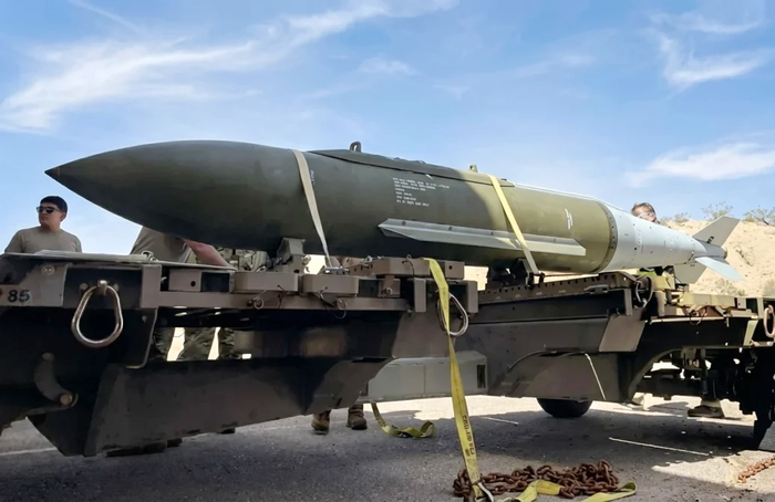 Bom xuyên phá GBU-72. Ảnh: USAF 