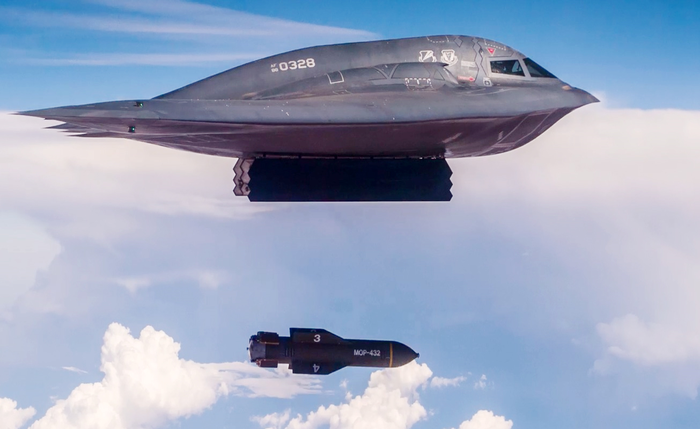 Máy bay ném bom B-2 Spirit ném bom GBU-57 MOP. Ảnh: USAF