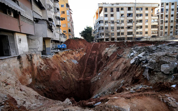 Một hố lớn tại địa điểm cuộc không kích quy mô của Israel khiến thủ lĩnh Hassan Nasrallah của Hezbollah thiệt mạng. Ảnh: The Telegraph