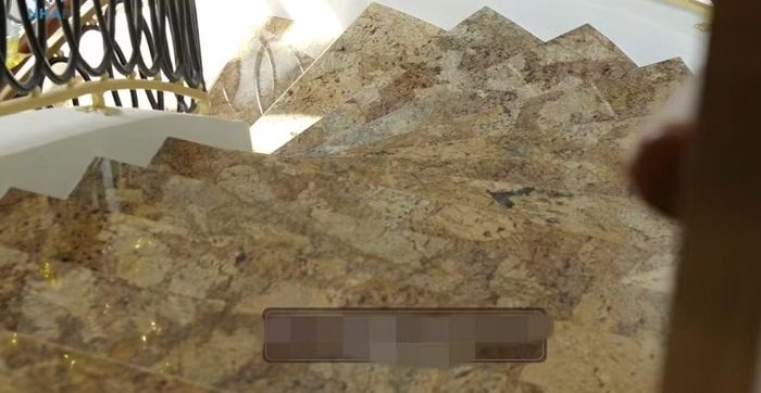 Toàn bộ mặt cầu thang được ốp đá nhập khẩu. Ảnh: Chụp màn hình