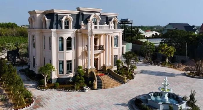 Dinh thự mang phong cách tân cổ điển, mang hơi hướng hoàng gia châu Âu. Ảnh: Chụp màn hình