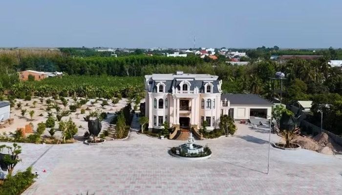 Khoảng sân vô cùng rộng rãi, có đài phun nước. Ảnh: Chụp màn hình