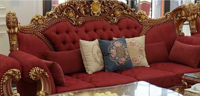 Sofa được bọc thêm vải nhập khẩu từ Ý và mạ vàng sang trọng. Ảnh: Chụp màn hình