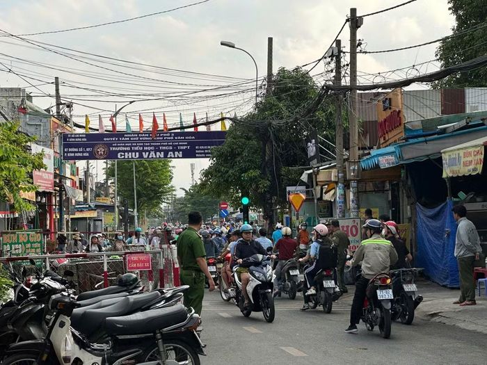 Công an phong tỏa hiện trường để điều tra vụ cháy.