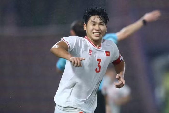 Cùng bộ ba Lê Huy Việt Anh, Nguyễn Văn Bách, Hoàng Trọng Duy Khang (CLB PVF).