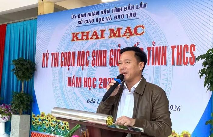 Ông Lưu Tiến Quang, Phó Giám đốc Sở GD&amp;ĐT Đắk Lắk khai mạc Kỳ thi tại Hội đồng thi Trường THPT Buôn Ma Thuột. (Ảnh: Thành Tâm)