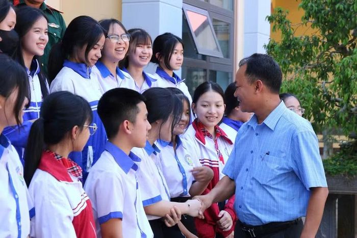 Ông Nguyễn Xuân Hưng, Chủ tịch UBND xã Ea Kly động viên học sinh, giáo viên trước ngày tham dự Kỳ thi. (Ảnh: Thế Hùng)