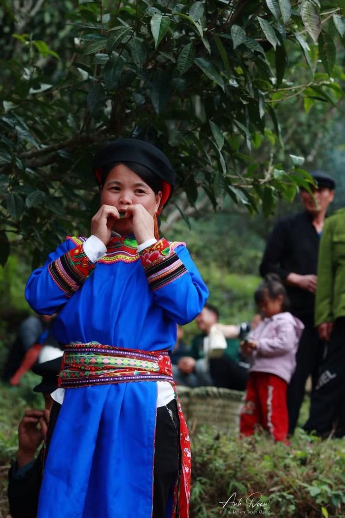 Thổi kèn lá. (Ảnh: Anh Đoàn)