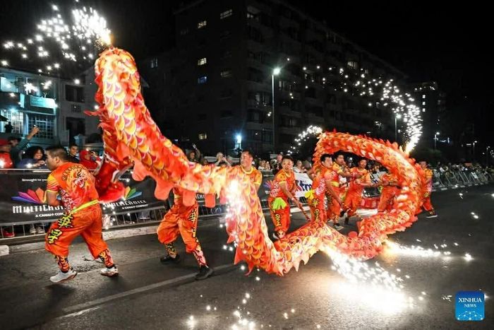  Các khán giả địa phương cũng đánh giá cao các tiết mục của đoàn Trung Quốc, cho rằng đây là cơ hội để khám phá và hiểu rõ hơn về văn hóa phương Đông, đồng thời góp phần làm phong phú đời sống văn hóa đa sắc màu tại Nam Phi. 
