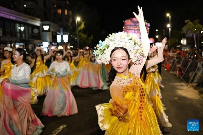  Sự kiện diễn ra trong bối cảnh “Năm giao lưu nhân dân Trung Quốc-châu Phi”, được kỳ vọng góp phần thúc đẩy hiểu biết và tăng cường giao lưu văn hóa giữa hai bên. Tổng Lãnh sự Trung Quốc tại Cape Town Ren Faqiang nhấn mạnh, đoàn nghệ thuật năm nay là “lớn nhất, đa dạng nhất và ấn tượng nhất từ trước đến nay”, qua đó thể hiện sức hấp dẫn của văn hóa Trung Quốc. Đáng chú ý, thành phần đoàn biểu diễn không chỉ có người Hoa và du học sinh mà còn có sự tham gia của người dân Nam Phi, phản ánh sự gắn kết ngày càng sâu sắc giữa hai quốc gia thông qua giao lưu văn hóa. 
