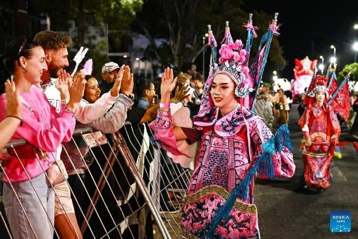 Nghệ sĩ thuộc đoàn nghệ thuật Trung Quốc giao lưu với khán giả tại Carnival Cape Town 2026.