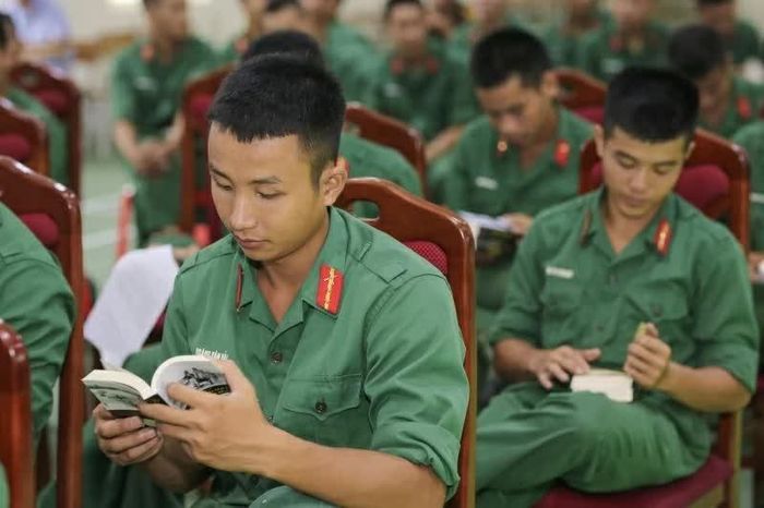 Các chiến sĩ vùng 5 Hải quân hào hứng đọc những cuốn sách quý từ Hành trình Từ Trái Tim.
