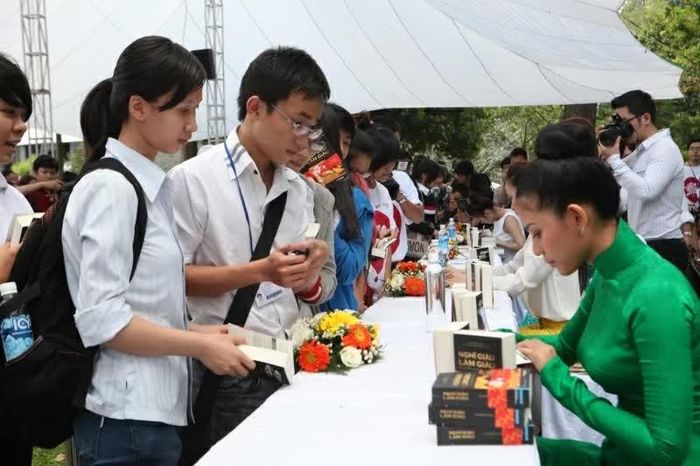 Sinh viên nhận sách “Nghĩ giàu làm giàu” khuyến khích khát vọng học tập, rèn luyện, cống hiến cho đất nước do Trung Nguyên Legend trao tặng tại “Ngày hội Sáng tạo vì Khát vọng Việt” năm 2012.