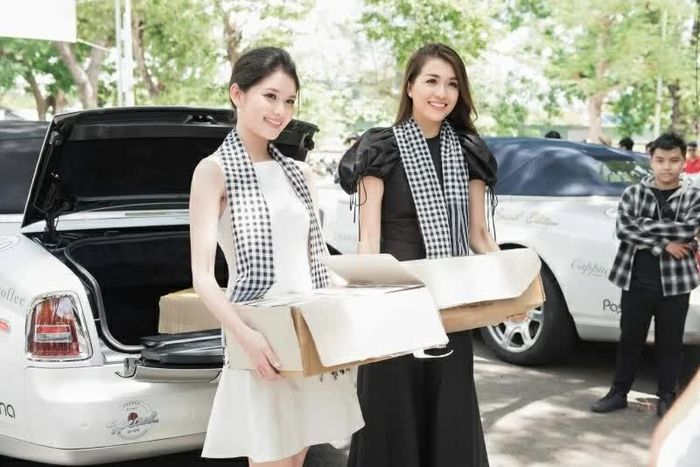Á hậu Thùy Dung và Á hậu Lệ Hằng tích cực bê sách ký tặng, giao lưu cùng sinh viên và chia sẻ mong muốn Hành trình Từ Trái Tim sẽ tiếp tục lan tỏa rộng khắp đất nước Việt Nam.