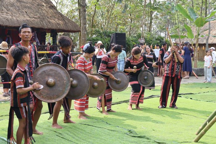 Các tiết mục dân ca, dân vũ và trình diễn cồng chiêng của đồng bào X’tiêng trong không gian lễ hội. Ảnh: Trần Phương