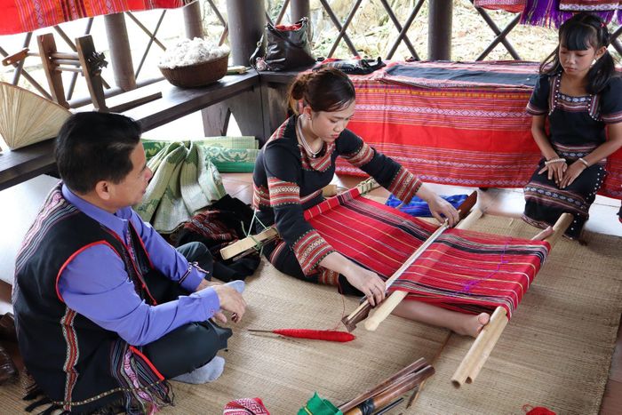 Du khách có thể quan sát trực tiếp quy trình tạo nên những sản phẩm thủ công mang đậm bản sắc văn hóa. Ảnh: Trần Phương