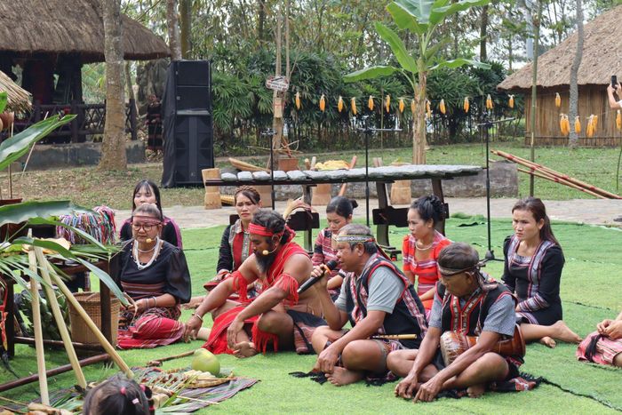 Lễ cầu an, cầu phúc của người X’tiêng được tái hiện tại Làng Văn hóa - Du lịch các dân tộc Việt Nam. Ảnh: Trần Phương