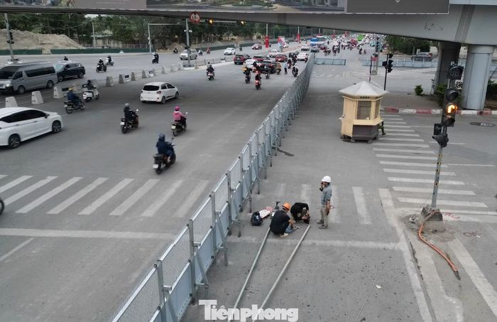 Sở Xây dựng Hà Nội cho biết, để thực hiện dự án thi công hầm chui tại nút giao Cổ Linh theo hướng cầu Vĩnh Tuy - QL5, Sở đã cấp phép để các đơn vị thi công bắt đầu dựng rào chắn, thi công công trình từ ngày 21/3/2026 đến 30/4/2027 (hơn 1 năm).