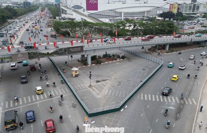Hiện đã có nhiều vị trí rào chắn tại nút giao Cổ Linh được dựng lên, trong đó có trung tâm nút giao.