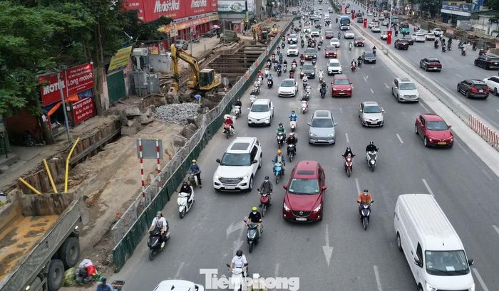 Sở Xây dựng Hà Nội cho biết, trong thời gian dựng hàng rào thi công hầm chui tại nút giao Cổ Linh, phương tiện ô tô, xe máy qua nút sẽ bị ảnh hưởng. Tuy nhiên Sở Xây dựng cũng cho biết, lực lượng chức năng sẽ phối hợp để điều tiết, hướng dẫn xe qua lại để hạn chế ảnh hưởng đến người dân.