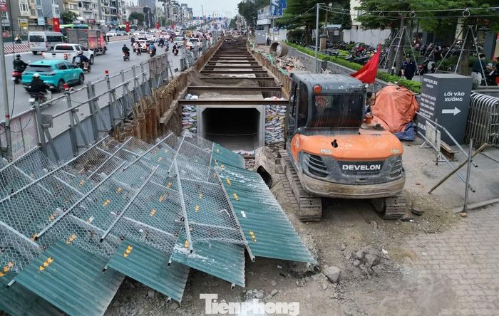 Tại hai chiều đường dẫn về nút giao là đường cầu Vĩnh Tuy và đường Đàm Quang Trung cũng đã dựng hàng rào thi công.