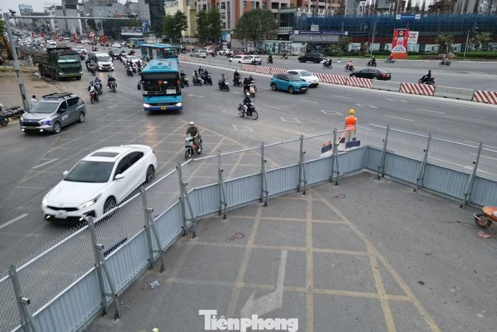 Ngoài ra, khi có hàng rào tại trung tâm nút, phương tiện ô tô, xe máy bị cấm rẽ trái, quay đầu nhiều hướng, trong đó có hướng: Cầu Vĩnh Tuy - QL5 và ngược lại; Cổ Linh - cầu Chương Dương...