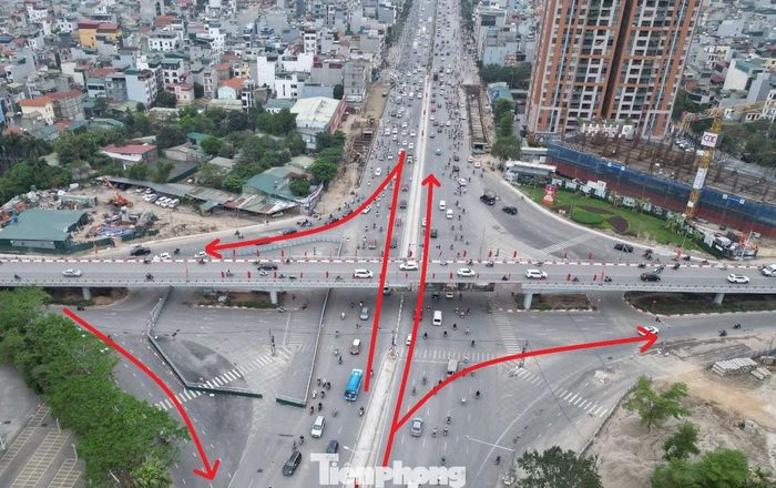 Khi nút giao có hàng rào, Sở Xây dựng Hà Nội đã có phương án phân luồng và CSGT hướng dẫn xe lưu thông hướng mũi tên và không rẽ trái hoặc quay đầu tại trung tâm nút.