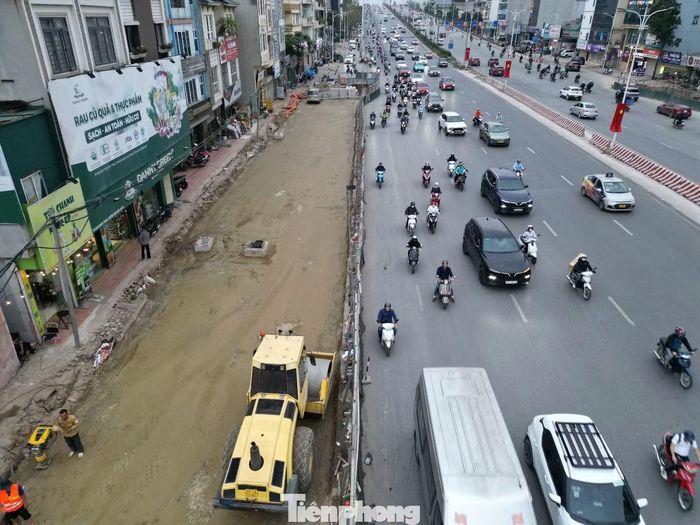Việc có hàng rào thi công chiếm dụng lòng đường, dẫn đến giao thông tại nút giao và các tuyến đường dẫn về khó khăn.
