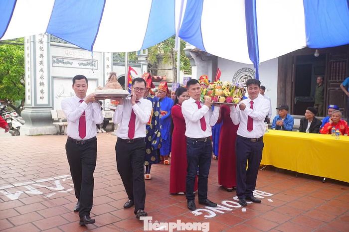 Sau một năm, các thế hệ bô truyền lại trọng trách cho lớp kế cận.