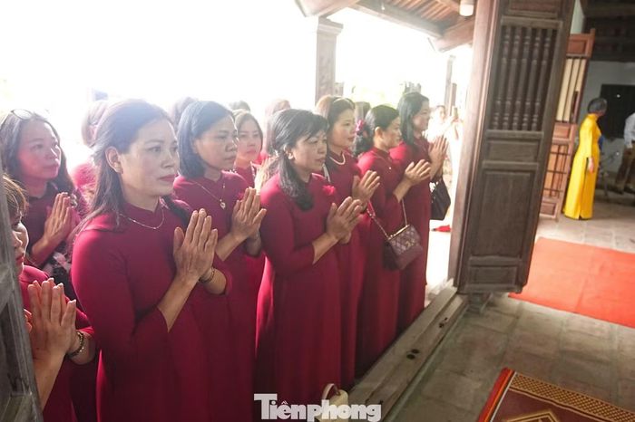 22 bà bô chọn trang phục áo dài đỏ cho dịp lễ đặc biệt.
