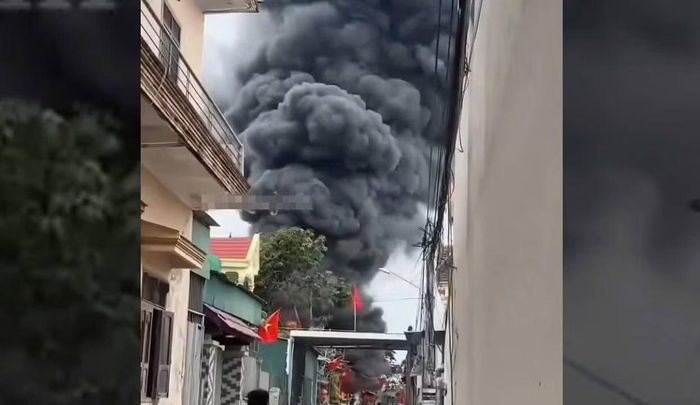 Cột khói đen từ vụ cháy bốc cao hàng chục mét.