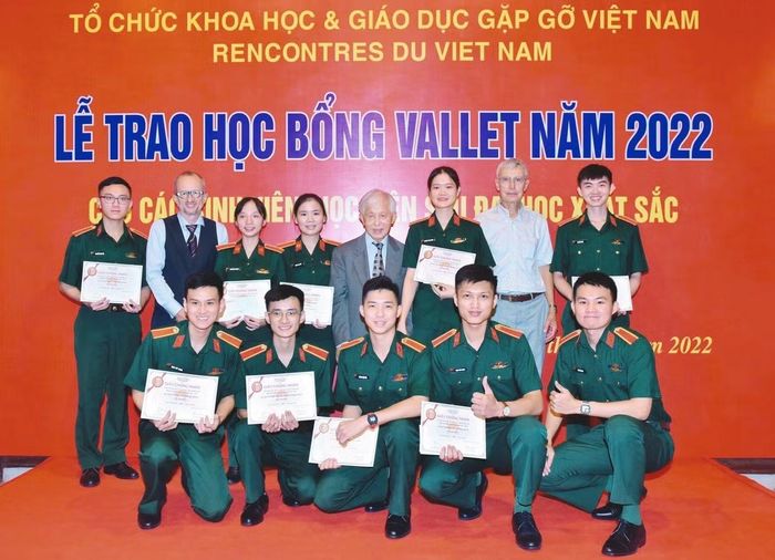 Thượng úy Trần Trương Công Cường (hàng đầu, thứ hai từ trái qua) cùng các học viên đón nhận học bổng Vallet trong thời gian học tập tại Học viện Quân y.
