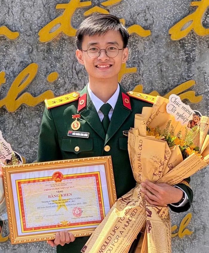 Nỗ lực học tập trong thời gian là học viên, Thượng úy Trần Trương Công Cường có nhiều lần được khen thưởng.