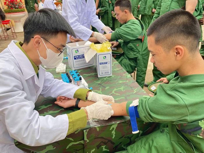 Thượng úy Trần Trương Công Cường tham gia khám phúc tra sức khỏe tân binh nhập ngũ tại Trung đoàn 141 (Sư đoàn 3, Quân khu 1), trong thời gian đi thực tập tuyến đơn vị, năm 2025.