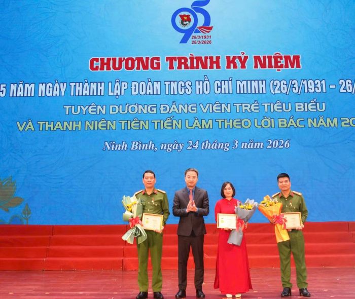 Bí thư Trung ương Đoàn Nguyễn Tường Lâm trao kỷ niệm chương "Vì thế hệ trẻ" cho lãnh đạo các cấp, các ngành thuộc tỉnh Ninh Bình.