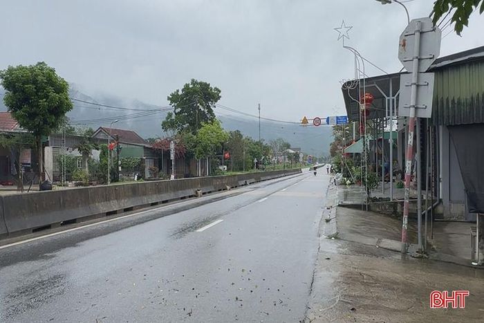 Nhiều hộ dân xã Sơn Kim 1 sống hai bên tuyến quốc lộ 8 bị ảnh hưởng trong quá trình thi công đường.