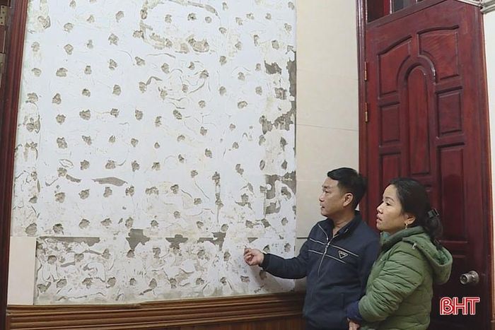 Gạch ốp trên tường nhà của gia đình chị Hiệp bị bong tróc mà nguyên nhân được cho là do ảnh hưởng trong quá trình thi công Quốc lộ 8.