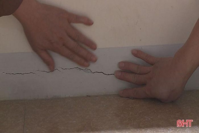 Các vết rạn, nứt xuất hiện trong căn nhà của gia đình chị Phạm Thị Tuyết Nhung.