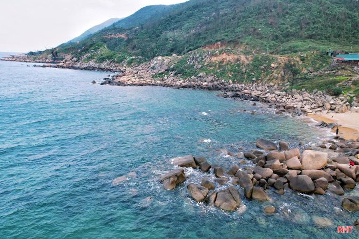 Vẻ đẹp hoang sơ đúng nghĩa chính là yếu tố "níu chân" du khách trên hành trình khám phá các vùng biển Hà Tĩnh.
