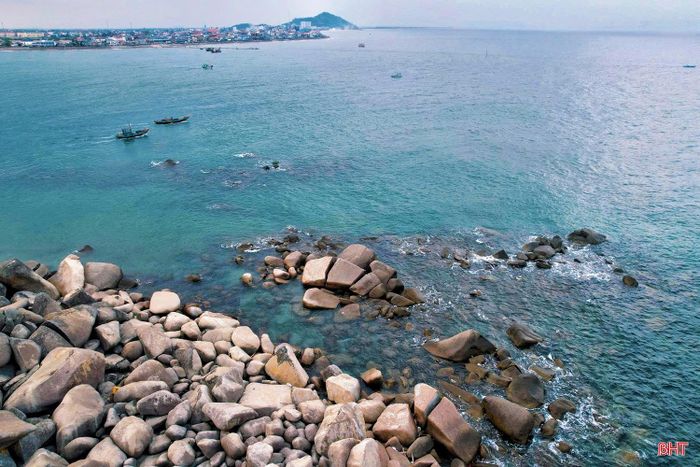 Điểm nhấn nổi bật của vùng biển này chính là những ghềnh đá nhấp nhô, uốn lượn theo triền sóng, vẫn vẹn nguyên nét hoang sơ tự nhiên. Làn nước trong vắt, xanh biếc càng tôn lên vẻ đẹp mộc mạc, tạo nên sức hút riêng cho biển Hải Đăng.