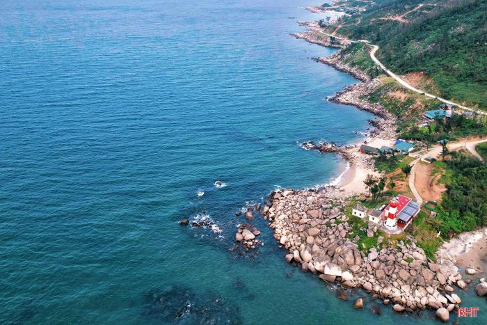 Biển Hải Đăng nằm cách phường Thành Sen khoảng hơn 30 km về phía Đông Nam và cách bãi biển Thiên Cầm (xã Thiên Cầm) chừng 5 km.