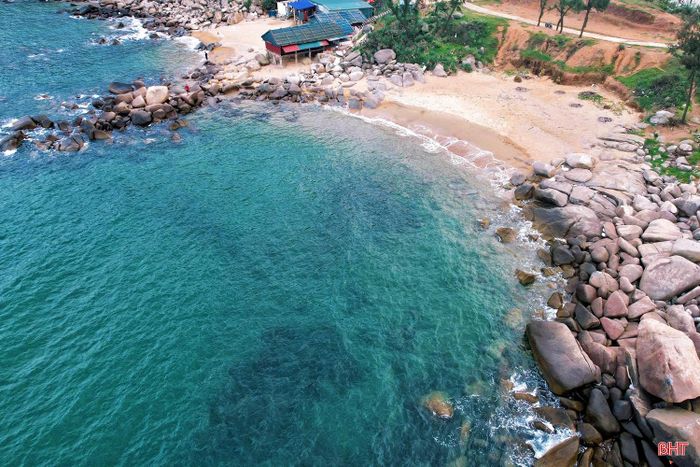 Xen kẽ giữa các triền đá là những bãi cát trắng mịn, bờ biển thoải, làn nước êm, thích hợp cho các hoạt động trải nghiệm không gian biển trong lành, yên bình.