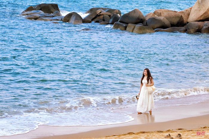 Chạm chân trần trên dải cát mịn, lắng nghe sóng vỗ rì rào bên tai, giữa không gian mênh mang của biển trời, mọi giác quan như được "đánh thức".