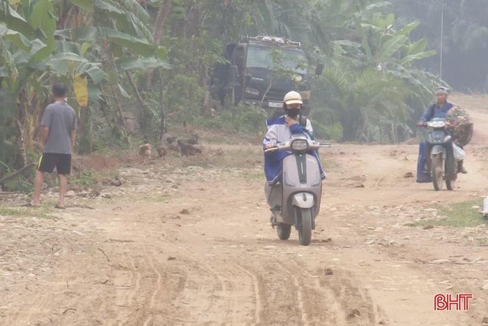 Chị Nguyễn Thị Mỹ (người mặc áo màu nâu) ở thôn Trung Lưu, xã Sơn Tây cho biết: “Tuyến đường cứu hộ, cứu nạn dang dở ảnh hưởng rất lớn đến đời sống của hơn 250 hộ dân thôn Trung Lưu và Phố Tây. Mùa mưa thì trơn trượt, mùa hè thì bụi bặm, việc đi lại rất vất vả, nhất là con em đi học và người dân đi sản xuất”.