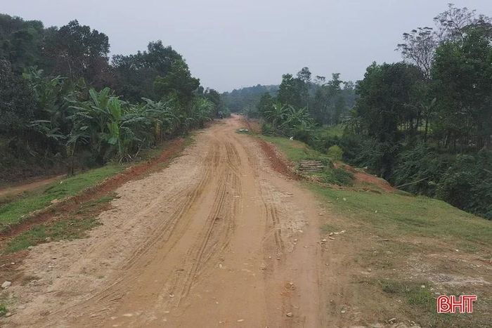 Để hạn chế tình trạng nước đọng trên nền đường đất, người dân đã đào nham nhở hai bên đường.